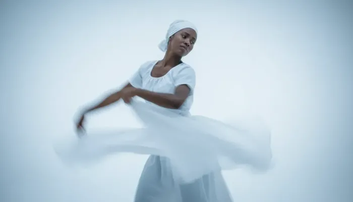 Danseuse hounsi en mouvement pendant une danse rituelle Yanvalou